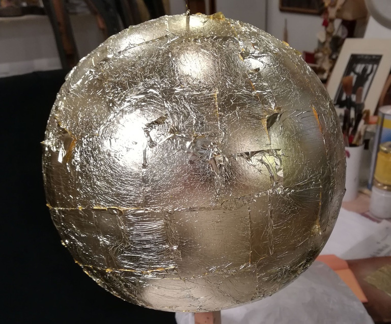 Foglia d'oro applicata sulla lampada